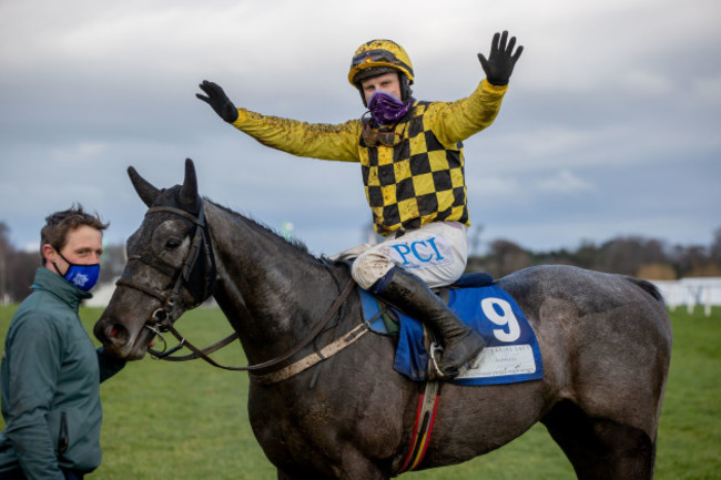 paul-townend-celebrates-on-gaillard-du-mesnil-after-winning