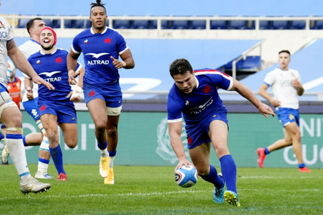 antoine-dupont-scores-his-sides-fifth-try