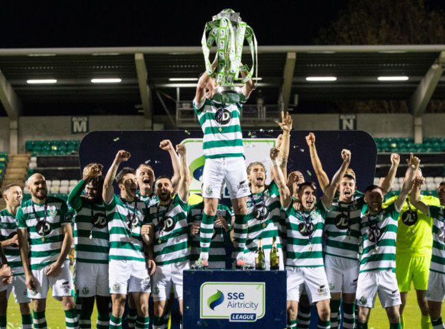 ronan-finn-lifts-the-sse-airtricity-league-premier-division-trophy