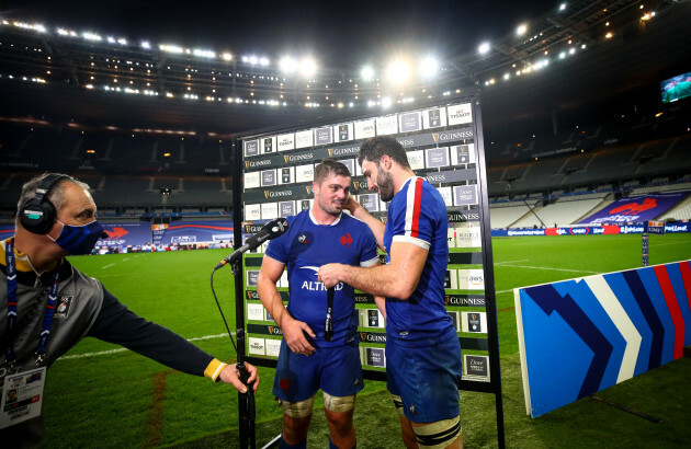 gregory-alldritt-is-presented-with-the-guinness-six-nations-player-of-the-match-award-by-his-captain-charles-ollivon