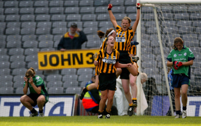 londay-players-dejected-as-kilkenny-players-celebrate