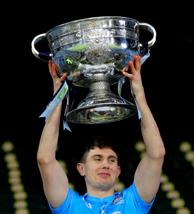 michael-fitzsimons-llifts-the-sam-maguire