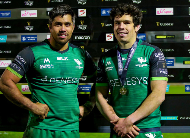 jarrad-butler-presentes-alex-wootton-with-the-guinness-pro14-player-of-the-match-award
