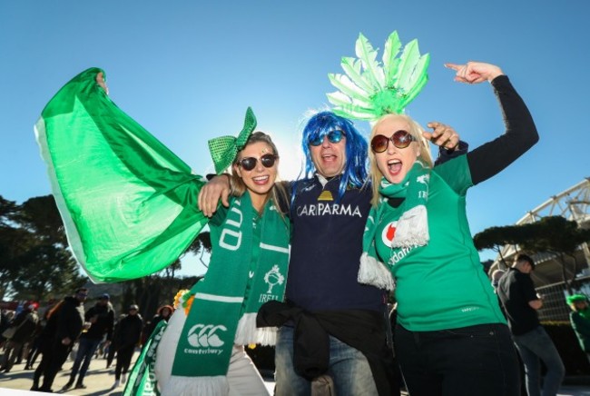 megan-and-fiona-fitzgerald-with-an-italy-fan