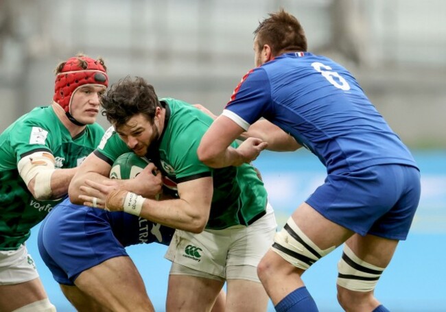 robbie-henshaw-is-tackled-by-anthony-jelonch