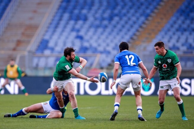 robbie-henshaw-offloads-to-johnny-sexton