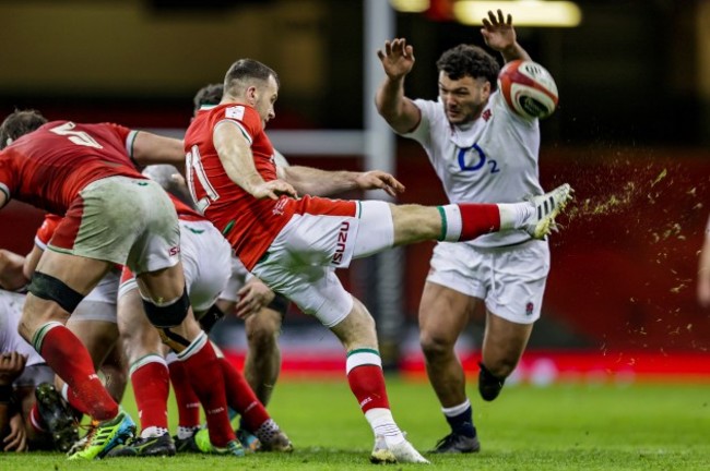 gareth-davies-kicks-past-englands-ellis-genge