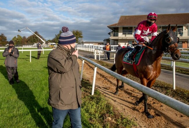 gordon-elliott-gives-some-last-minute-instructions-to-sam-ewing-onboard-tiger-roll-before-the-race