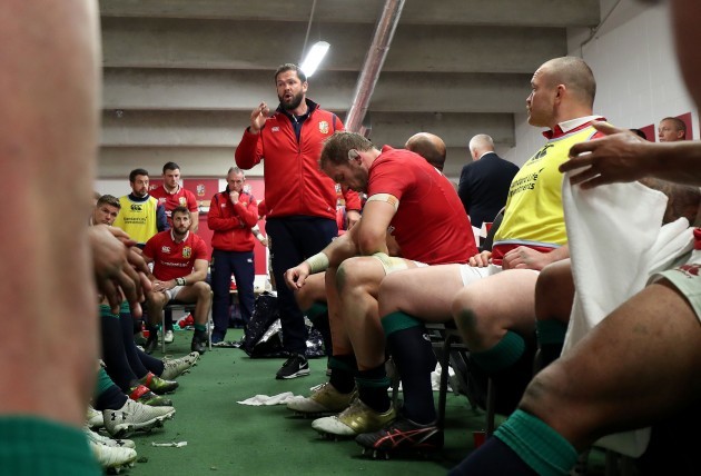 andy-farrell-speaks-to-the-players-at-half-time