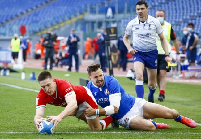 josh-adams-scores-a-try-despite-mattia-bellini