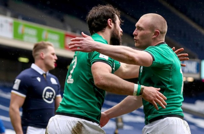 robbie-henshaw-celebrates-after-scoring-a-try-with-keith-earls