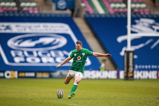 johnny-sexton-takes-a-kick
