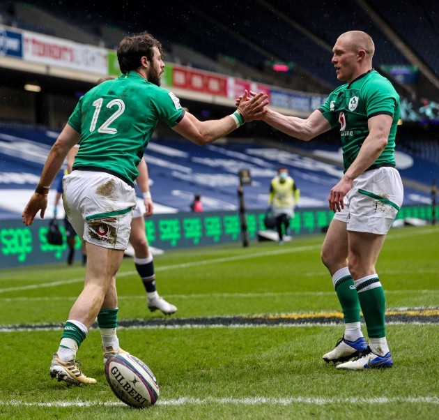 robbie-henshaw-celebrates-after-scoring-a-try-with-keith-earls