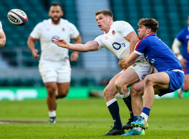 owen-farrell-is-tackled-by-damian-penaud