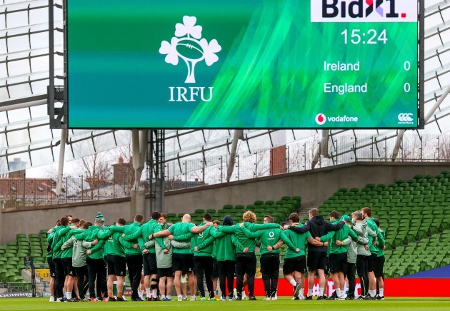 the-ireland-team-on-the-pitch-ahead-of-the-game