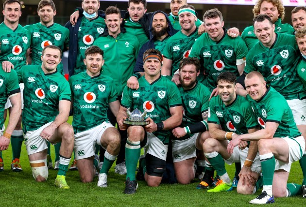 cj-stander-celebrates-with-the-millennium-trophy-and-the-team-after-making-his-last-appearance-for-ireland