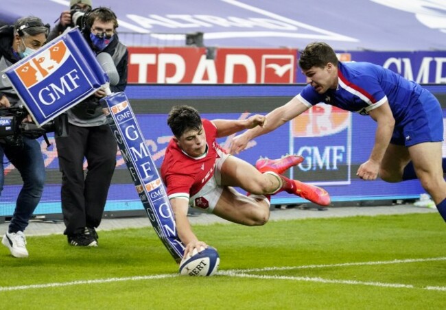 louis-rees-zammit-scores-a-try-that-is-later-disallowed
