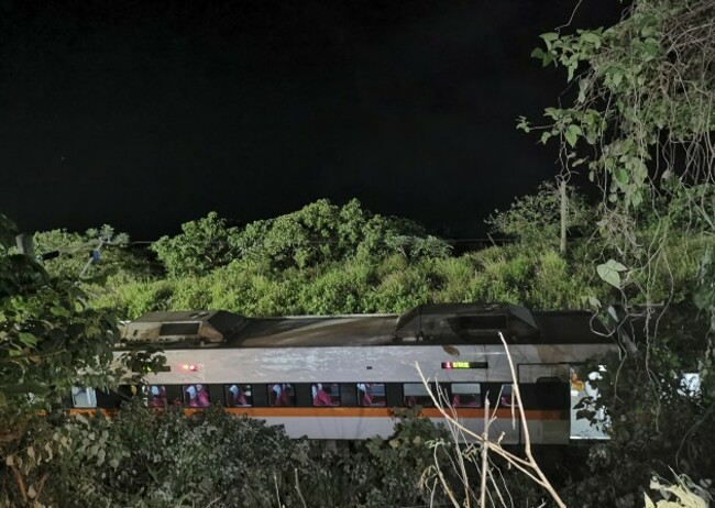 spot-newschina-taiwan-hualian-train-derailment-casualty-cn