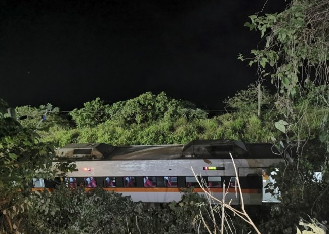 spot-newschina-taiwan-hualian-train-derailment-casualty-cn