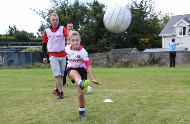 paul-kerrigan-with-kids-at-the-supervalu-gaa-behindtheball-volunteer-camp