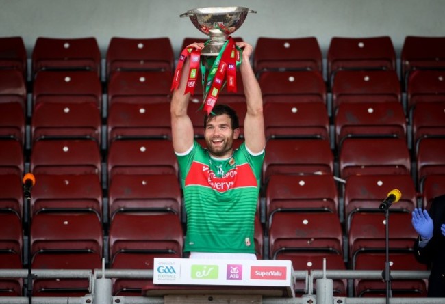 aidan-oshea-lifts-the-nestor-cup