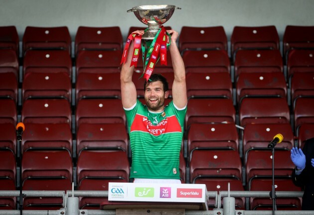 aidan-oshea-lifts-the-nestor-cup