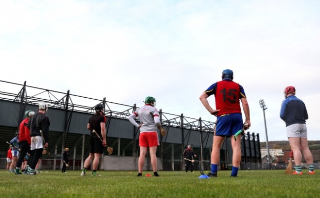 ronan-sheehan-speaks-to-the-newry-shamrocks-senior-squad-during-training