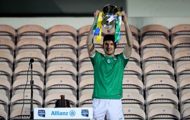 declan-hannon-lifts-the-league-trophy