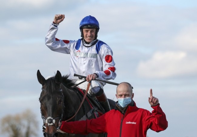 scott-marshall-with-sam-twiston-davies-on-clan-des-obeaux-after-winning