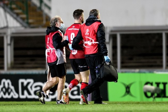 john-cooney-leaves-the-game-with-an-injury