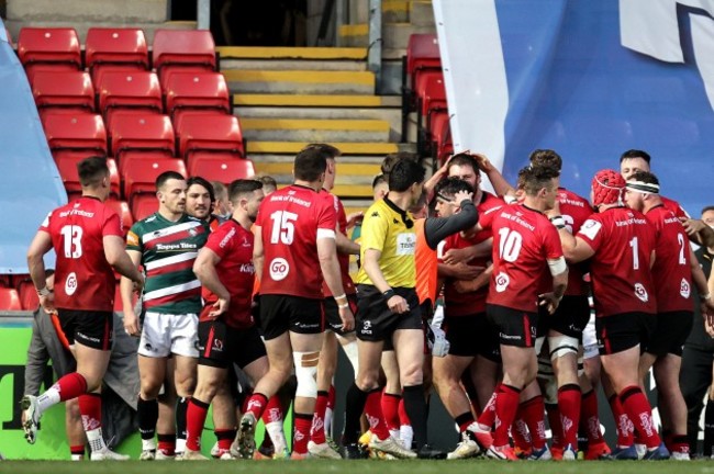 iain-henderson-celebrates-scoring-a-try-with-teammates