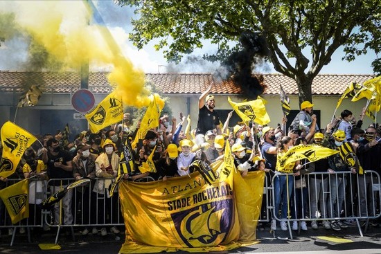 la-rochelle-fans-outside-the-stadium