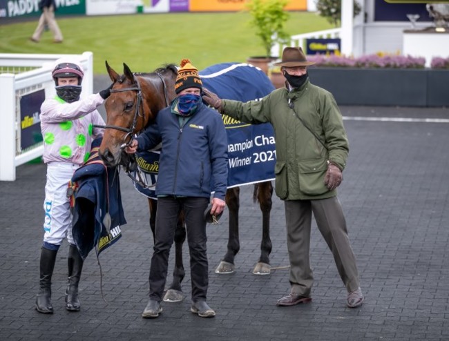 paul-townend-and-willie-mullins-celebrate-winning-with-chacun-pour-soi