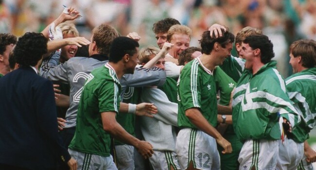 dave-oleary-celebrates-with-alan-mcloughlin