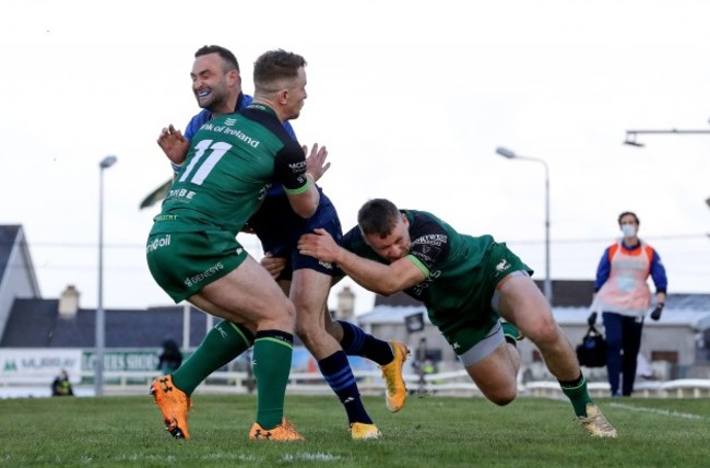 matt-healy-and-sean-obrien-tackle-dave-kearney