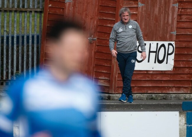 ollie-horgan-watches-the-game-from-outside-the-pitch