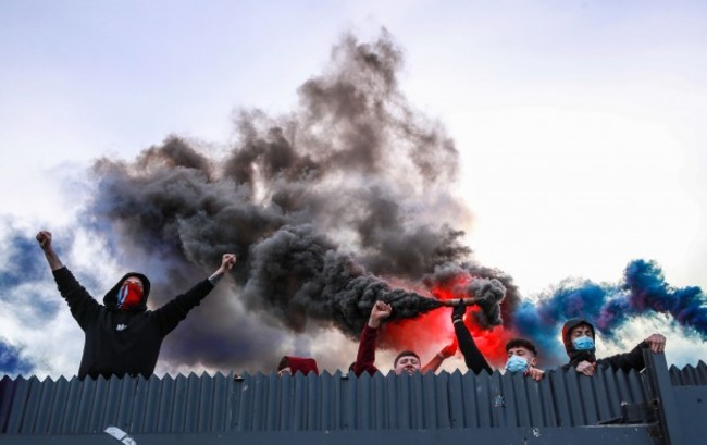 drogheda-united-fans-watch-the-game-from-outside-the-stadium