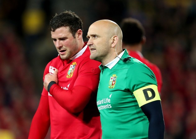 robbie-henshaw-goes-off-injured-with-dr-eanna-falvey