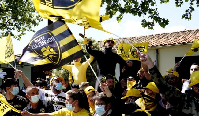 la-rochelle-fans-outside-the-stadium