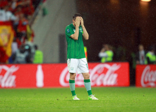 robbie-keane-can-barely-look-as-spain-celebrate-scoring-their-third-goal