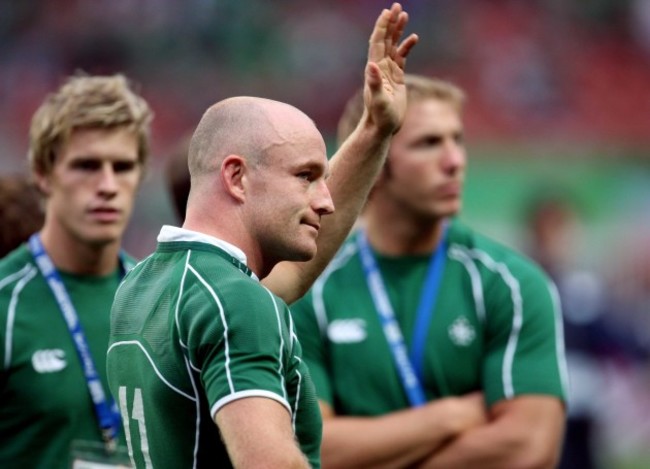 denis-hickie-waves-goodbye-as-he-retires-from-international-rugby