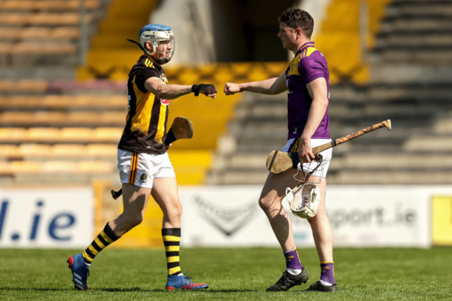 tj-reid-shakes-hands-with-liam-ryan-after-the-game