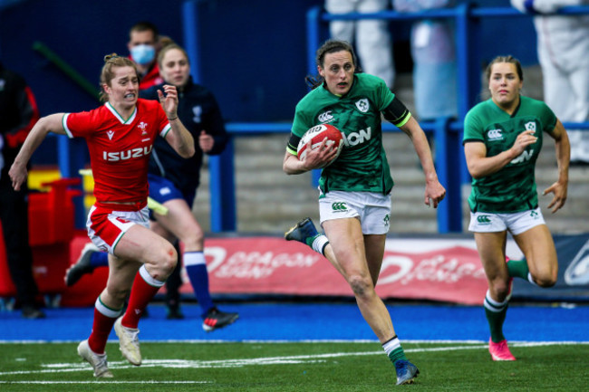 hannah-tyrrell-breaks-away-to-score-as-try