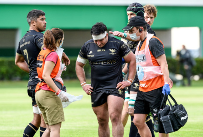 denis-buckley-leaves-the-field-due-to-an-injury-on-his-200th-appearance-for-connacht