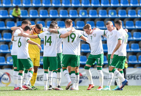 the-ireland-team-huddle-before-the-game