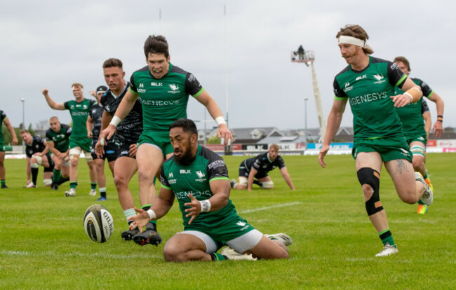 bundee-aki-scores-a-try-supported-by-alex-wootton-and-ben-odonnell