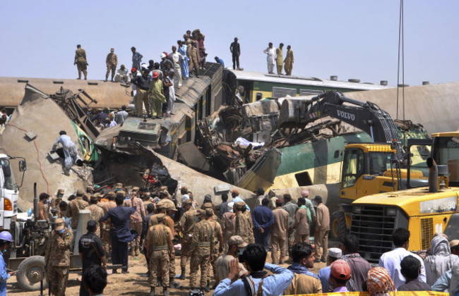 pakistan-train-accident