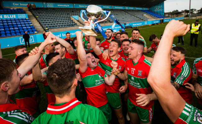 ballymun-kickhams-celebrate-with-the-trophy