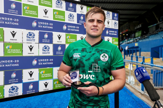 alex-kendellen-is-presented-with-the-under-20-six-nations-player-of-the-match-award
