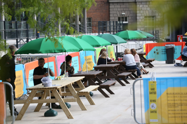 OUTDOOR DINING CONFUSION AM4Z8067